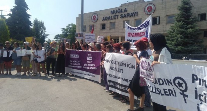 Kadınlar Pınar Gültekin için adliyede: Tüm failler cezalandırılsın