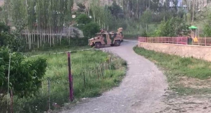 Köy basan askerler darp ettiği 20 kişiyi operasyon bölgesine götürdü