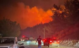 Datça’da orman yangını rüzgarın etkisiyle büyüyor
