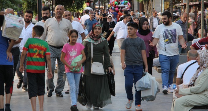 Diyarbakırlılardan asgari ücret tepkisi: Kaşıkla verip kepçeyle geri alıyorlar