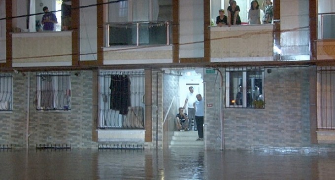 İstanbul’da sağanak yağış: Ev ve işyerleri sular altında kaldı