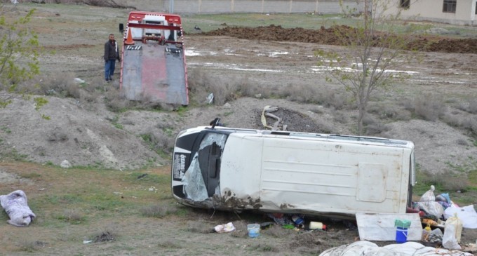 Mevsimlik tarım işçilerini taşıyan araç devrildi: 2 ölü 17 yaralı