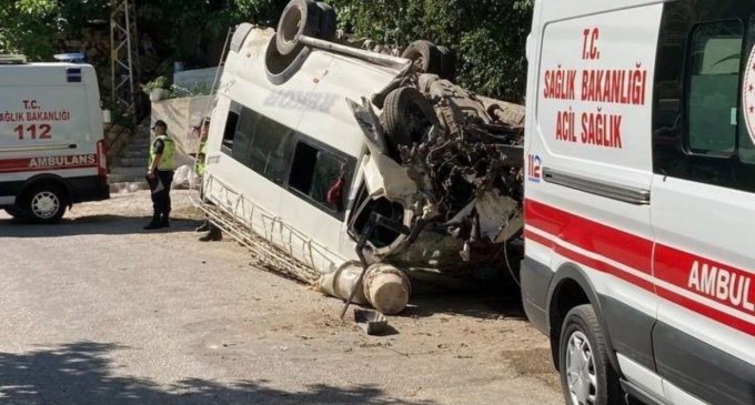 Tarım işçilerini taşıyan minibüste kaza: 4’ü ağır, 27 ağır yaralı