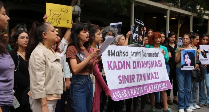 Ankara’dan İran’a: Siyah örtüleri yakan kadınlara ses veriyoruz