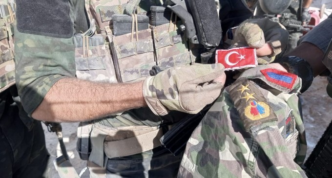 Gazeteci Ezmi: Türkiye DAİŞ konusunda ateşle oynamamalı