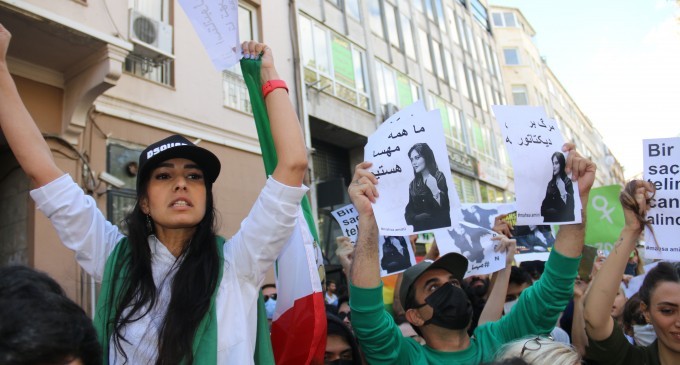 İran Konsolosluğu önünde protesto