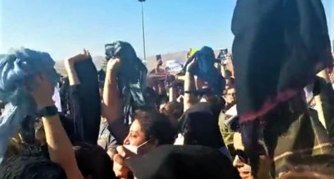 İran’da eylemler sürüyor: Kadınlar saçlarını kazıttı