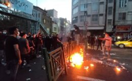 İran’da eylemler yayılıyor: Devlet ajansları ‘bayrak yakıldı’ provokasyonuna başladı