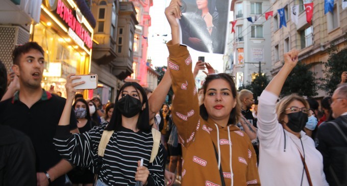 İranlılar Masha Amini için eylemde