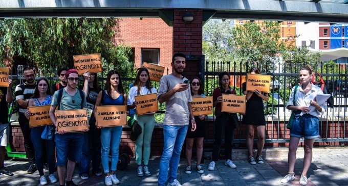 Üniversite öğrencilerinden zam protestosu