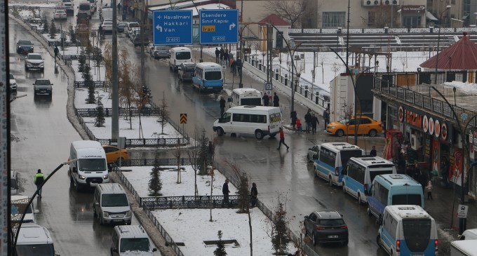 Colemerg’te 155 yerleşim yerinin yolu kapandı