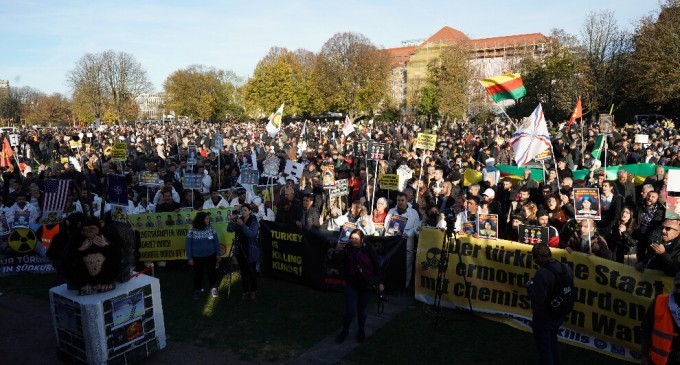 Düsseldorf’ta kimyasal silah yürüyüşle protesto edildi