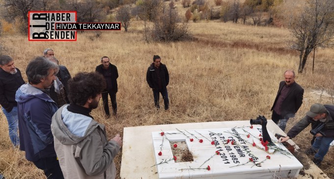Gazeteci Cem Emir mezarı başında anıldı