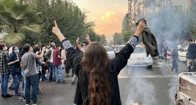 İran İnsan Hakları Örgütü: Protestolarda 448 kişi katledildi