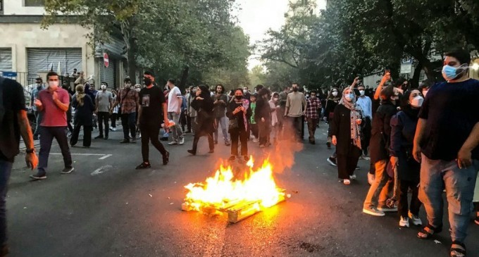İran’da devrimin ayak sesleri yükseliyor