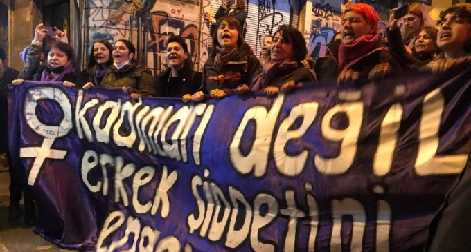 İstanbul’da kadınlar Tünel Meydanı’na yürüyor