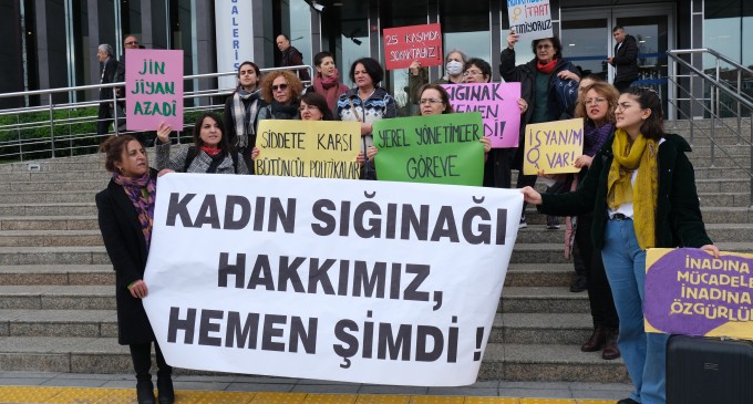 Kadınlar sığınma evi sözünü tutmayan belediyeyi protesto etti