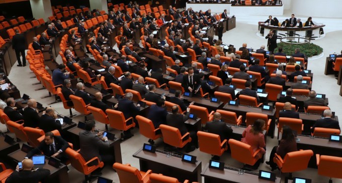 HDP’li Eksik koltuk değnekleriyle Meclis kürsüsünde
