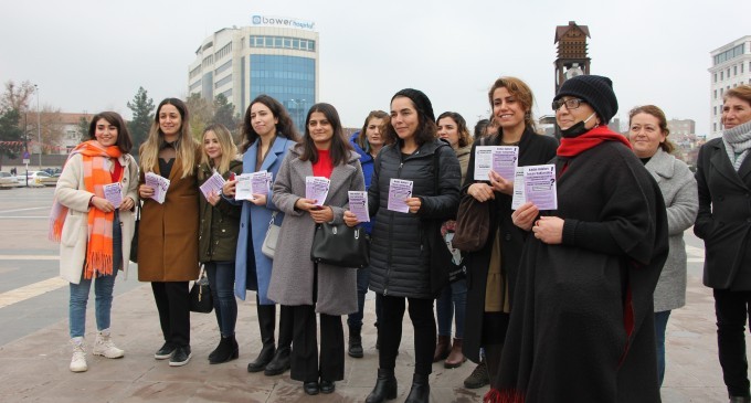 Kadınlar şiddete karşı broşür dağıttı