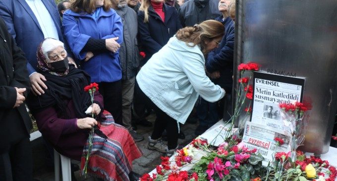 Gazeteci Göktepe mezarı başında anıldı: Hakikat susmadı