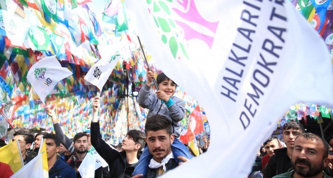 HDP hesabına bloke kararına karşı 76 kurum ve 2 bin 393 isimden imza