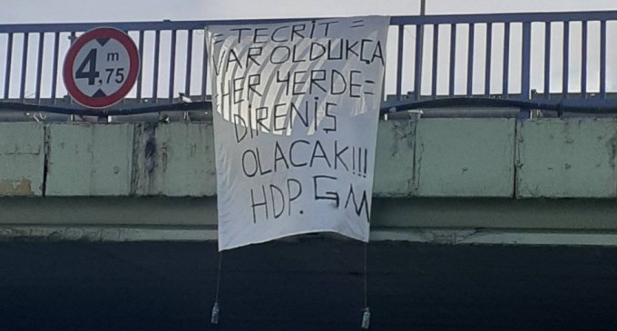 HDP’li gençlerden tecride karşı pankartlı protesto