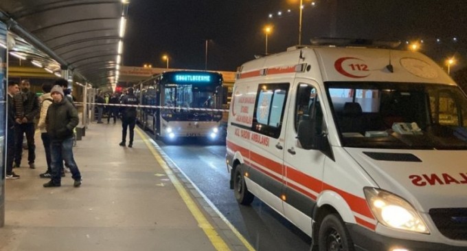 Metrobüs durağında bir yurttaş hayatını kaybetti