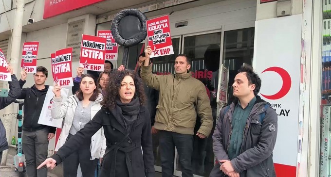 Çadır satan Kızılay siyah çelenkle protesto edildi