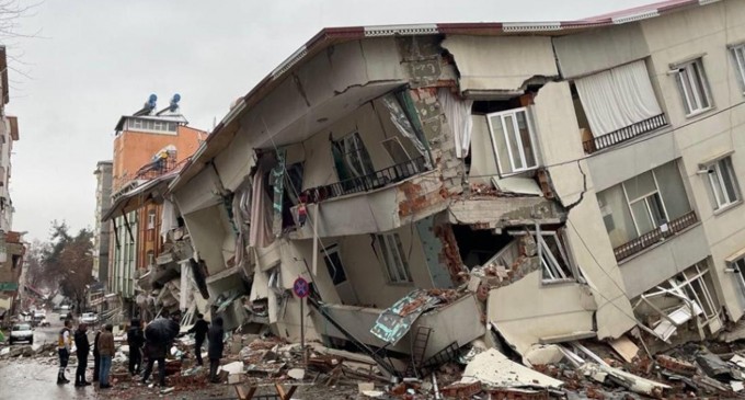 Depremlerde yaşamını yitirenlerin sayısı 43 bin 556’ya yükseldi