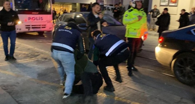 Kızılay’ın çadır satışını protesto eden TİP üyelerine gözaltı