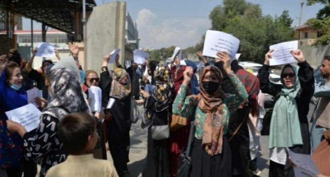 Afganistanlı kadınlar Taliban’ı protesto etti