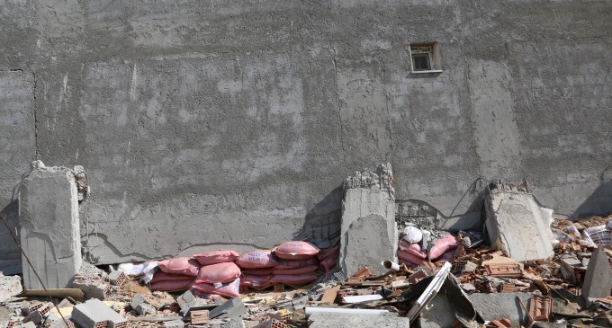 Ağır hasarlı binada 600 torba yem çıkarılmayı bekliyor
