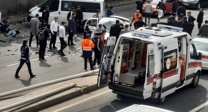 Amed’te trafik kazası: Sürücü araçta sıkıştı