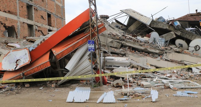 Antakya’da ağır hasarlı bina yıkıldı