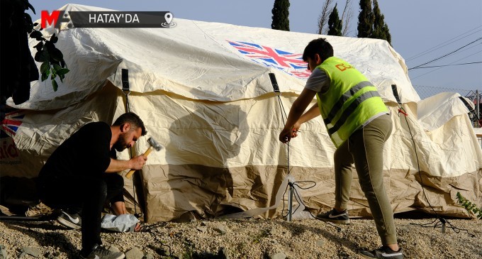 Deprem bölgesinde ev ev gezerek çadır kuruyor