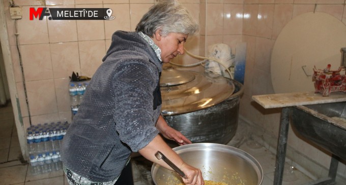 Depremzede kadın, gönüllüler için yemek yapıyor