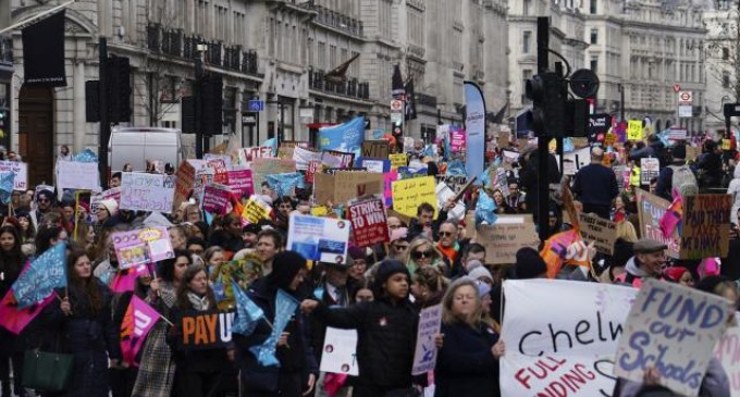 İngiltere’de yüz binlerce kişi grevde