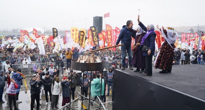 İstanbul’da Newroz ateşi yakıldı: Tecritte tutulan iradenin sesiyiz