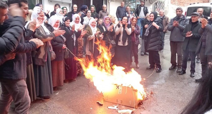 İzmir’de ilk Newroz ateşi yakıldı
