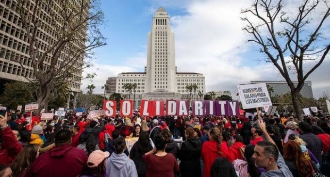 Los Angeles’ta 65 bin okul çalışanı grevde