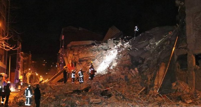 Meleti’de ağır hasarlı 6 katlı bina yıkıldı