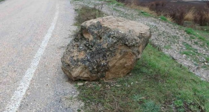 Meletî’e kaya parçaları, Amed’te yıldırım düştü