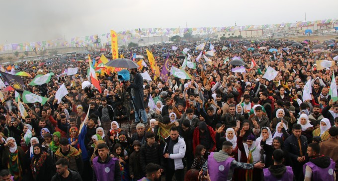 Mersin’de onbinler Abdullah Öcalan’ın özgürlüğünü haykırdı