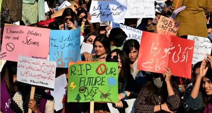 Pakistan ve Afganistan’da kadınlar yasaklara rağmen 8 Mart alanlarında