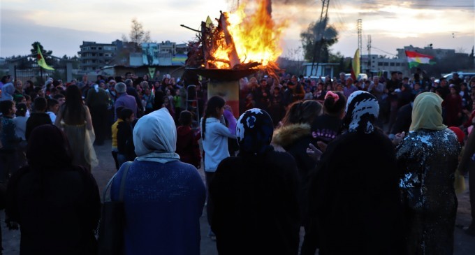 Rojava’da Newroz ateşi yakıldı