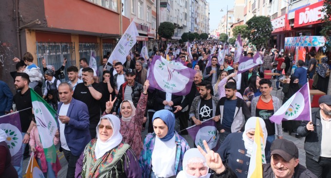 Bağcılar’da binler büro açılışı için yürüdü