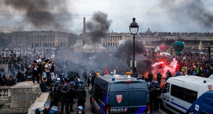 Fransa’da Anayasa Mahkemesi kararı öncesi eylemler sürüyor