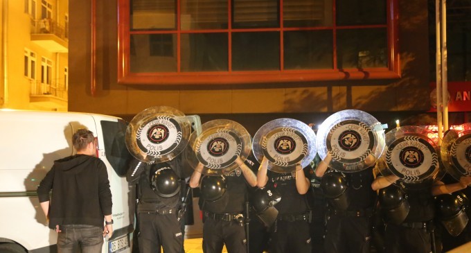 Ankara’da YSK önünde 10 gözaltı