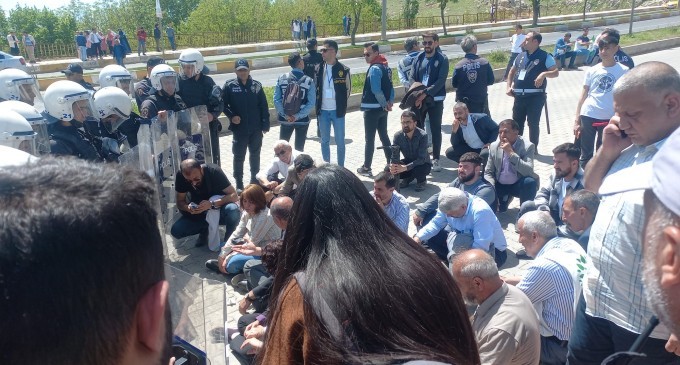 Erxanî’de polis engeli protesto ediliyor