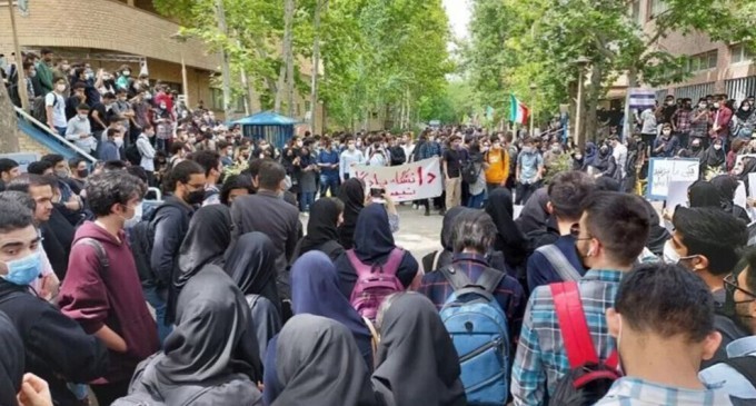 İran’da kadın öğrenciler üniversiteden çıkarıldı